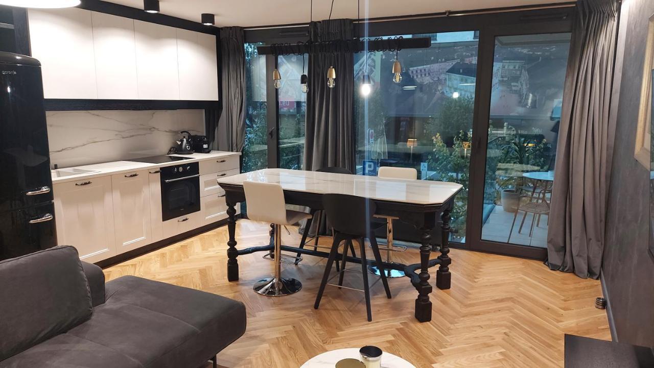 Art Ii Basen & W Centrum Z Balkonem, Faktura Vat